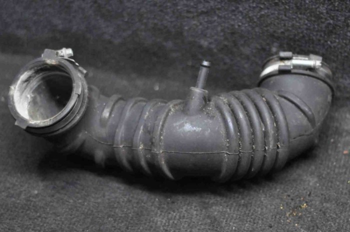 Furtun intercooler st&acirc;nga MITSUBISHI COLT VI Z3_A, Z2_A 2008 OEM: A1355200001