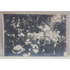 PRIMIREA UNEI DELEGATII , LANGA VAGOANELE DE TREN , FOTOGRAFIE MONOCROMA, PERIOADA INTERBELICA