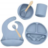 Set Complet Diversificare din Silicon REVOSE&trade;, Farfurie cu Tacamuri, Bavetica, Cana-Pahar, Bol cu Lingura si Furculita, Dusty Blue