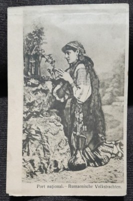 Gotografie tip carte postala, tanara in port traditional, inceput de secol XX foto