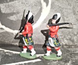 Britains LTD Hong Kong 1/32 garda scotiana vintage 1960 plastic rosu 2 figurine
