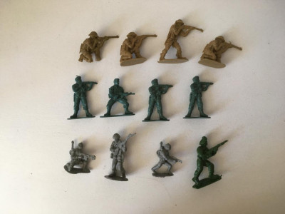 * Lot 12 figurine soldati, plastic, cca 4-5 cm foto