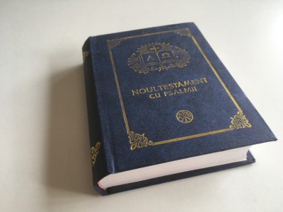 NOUL TESTAMENT CU PSALMII 2002 TIPARIT CU APROBAREA SF. SINOD SUB INDRUMAREA PF TEOCTIST/ COLABORATOR BARTOLOMEU ANANIA, FORMAT 15 x 10,5 CM. foto