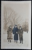 Fotografie, Mama lui Geo Litarczek, parintele radiologiei romanesti, la Boston impreuna cu doua prietene, 1926