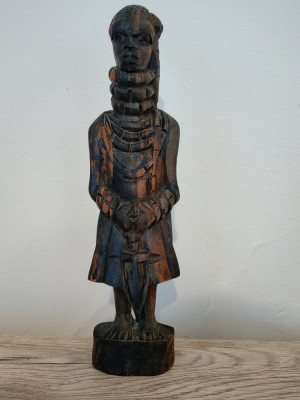 Statuie africana din lemn foto
