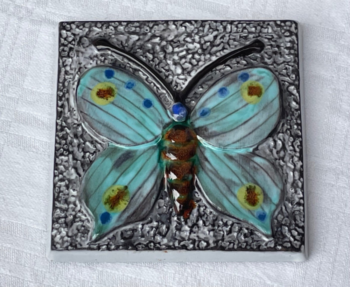 Frumoasa placheta suedeza din ceramica emailata reprezentand un fluture