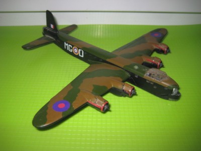 8504-Macheta veche Avion Bombardier MGD-cabina defecta- elice lipsa. foto