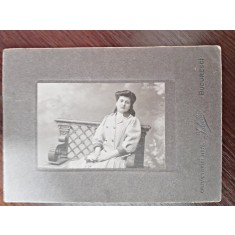Fotografie femeie pe banca, pe carton, sfarsit de secol XIX
