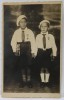 DOI COPII IN UNIFORMA DE STRAJERI , FOTOGRAFIE FORMAT CARTE POSTALA , INTERBELICA