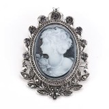 Brosa camee argintie model 20, in cutie de bijuterii