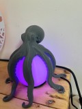 Lampă decorativă &icirc;n formă de caracatiță, culoare gri, cu iluminare RGB.