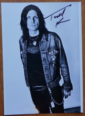 Autograf al chitaristului rock canadian Todd Kerns, pe fotografie foto