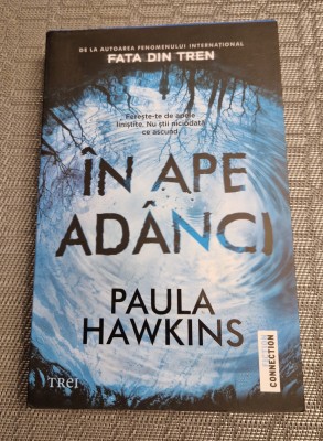 In ape adanci Paula Hawkins foto