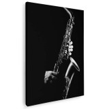 Tablou saxofonist saxofon pe fundal negru 1701 Tablou canvas pe panza CU RAMA 60x90 cm