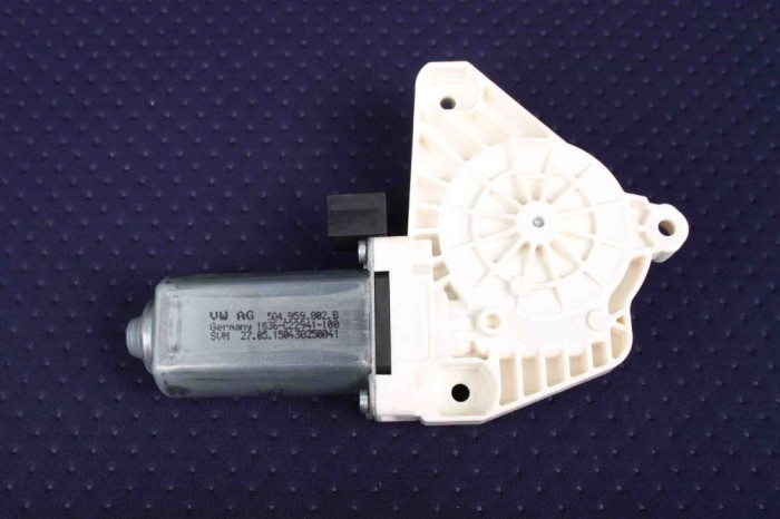 Motor macara geam ușă dreapta față VW GOLF VII 5G1, BQ1, BE1, BE2 2016 OEM: 5Q4959802B 2432713