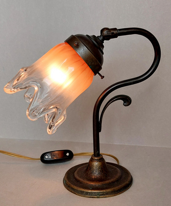 Veioza / lampa vintage metalica, cu abajur cristal bicolor, functionala