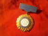 INSIGNA - UCECOM - PENTRU MERITE DEOSEBITE IN MUNCA - Cooperator Fruntas in Intrecerea Socialista , h=4,8cm , metal si email