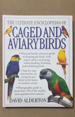 The Ultimate Encyclopedia of Caged and Aviary Birds - David Alderton foto
