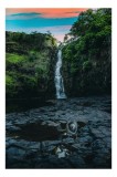 Tablou Canvas, "Cascada &icirc;n amurgul pădurii tropicale", Apus, Cascadă, St&acirc;nci, Vegetație, Apă, Reflecție, Verdeață, Cer, Nori, Natural, Sălbatic, Pitor