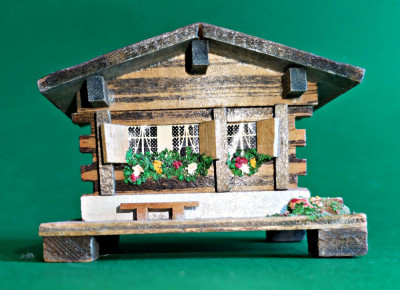 Cabana Elvețiană 8 cm h 5cm lemn cutie bijuterii acoperiș rabatabil foto