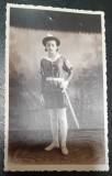 Fotografie tip carte postala, necirculata, adolescenta cu palarie si sabie, inceput de secol XX
