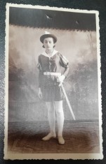 Fotografie tip carte postala, necirculata, adolescenta cu palarie si sabie, inceput de secol XX