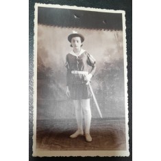 Fotografie tip carte postala, necirculata, adolescenta cu palarie si sabie, inceput de secol XX
