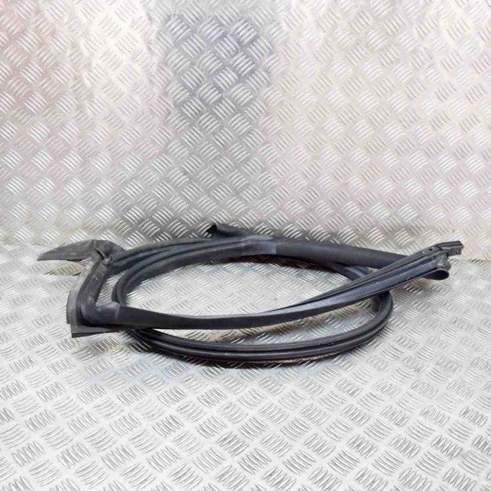 Garnitura ușă st&acirc;nga spate TESLA MODEL 3 2021 OEM: 1090511-00-L