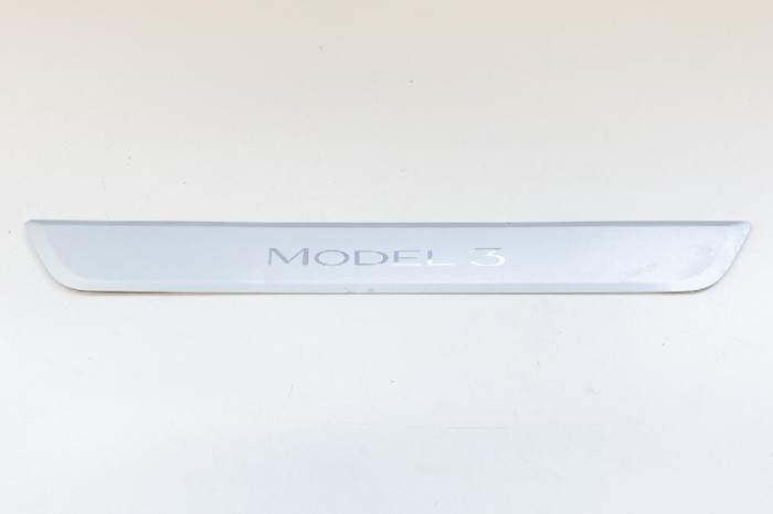 Ornament prag dreapta față TESLA MODEL 3 2018 OEM: 1090844-00-C 10884777