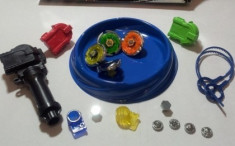 SET 3 TITIREZI BEYBLADE CU ARENA INCLUSA,NOU ! BEYBLADE SET 3+LASATOARE. foto