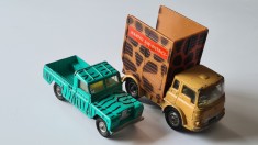 set Daktari Corgi Toys, 2 din 3 machete vechi de colectie: Land Rover 109&quot; W.B. + Bedford Tractor Unit, Wameru Sub-District; sc 1:43, Great Britain