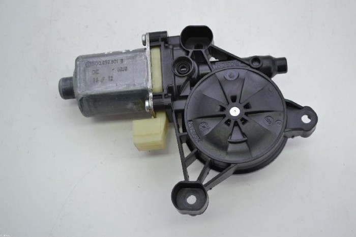 Motor macara geam ușă dreapta față AUDI A3 8V1, 8VK 2012 OEM: 5Q0959801B | 1386068