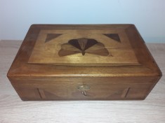 Vand caseta biedermeier ,din nuc masiv cu intarsie,interiorul capitonat cu plus,