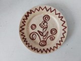 Farfurie ceramica, anii 80, lucrata manual, 15cm diametru, cu agatatoare