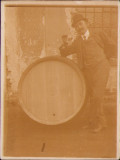 HST P902 Poză bărbat cu pahar și butoi cu vin perioada antebelică