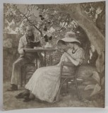 SAMUEL MUTZNER , SCENA IN GRADINA , TANARA CU PALARIE, BRODAND SI BARBAT CITIND LA MASA , FOTOGRAFIA TABLOULUI , PERIOADA INTERBELICA