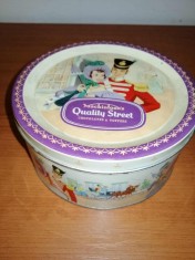 Cutie metalica veche de colectie Mackintosh&rsquo;s Quality Street Anglia cutie reclama vintage de ciocolata