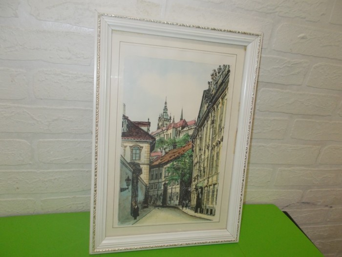 Strada ingusta din PRAGA - superba GRAVURA COLOR , inramata , tablou