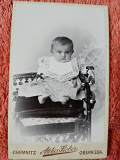 Fotografie tip CDV, bebe pe scasun, inceput de secol XX