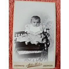 Fotografie tip CDV, bebe pe scasun, inceput de secol XX