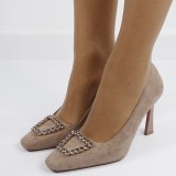 Cumpara ieftin Pantofi bej inchis cu toc comod si brosa 1748 03