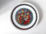 Farfurie decorativă colecție porțelan Limoges France Henri d&rsquo;Arceau &amp; Fils No&euml;l Vitrail 5&egrave;me &ndash; L&rsquo;Adoration des Rois 22 cm ediție limitată, numerotată