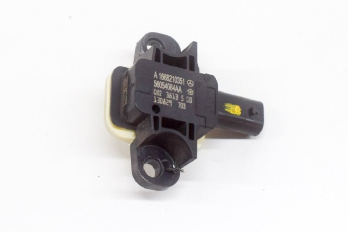 Senzor de impact st&acirc;nga față MASERATI GHIBLI M157 2014 OEM: 56054084AA,A1668210351 11475087