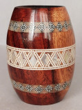 Pahar decorativ din abanos lucrat manual, model aborigen tip butoias cu sidef