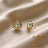 Cercei Perla Nobile cu perle albe si montura aurie impletita, placati cu aur 18K, 1,5 cm Brazilia