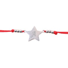 Bratara ajustabila cu snur rosu si placuta stea gravata personalizata cu litera