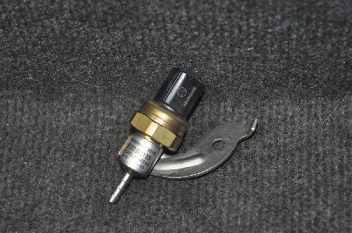 Senzor de presiune rampa de combustibil MERCEDES-BENZ C W205 2014 OEM: A6510703981 2074049