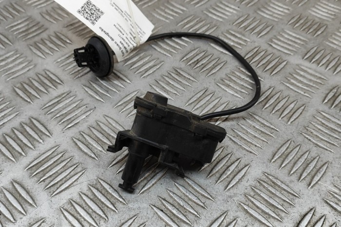 &Icirc;ncuietoare capac rezervor VW POLO 6R, 6C 2014 OEM: 6R0810773F 28104777