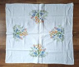 Fata de masa vintage bumbac cusuta manual punct de cruce 80x74cm, broderie flori camp multicolore,decor rustic lucru de mana retro