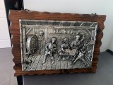 Deosebit tablou vechi decorativ din lemn cu inserții metalice,scena &icirc;n basorelief ,tema rustică,,Taverna&rdquo;,dimensiuni:35,5x26,5 cm,de colecție/decor.